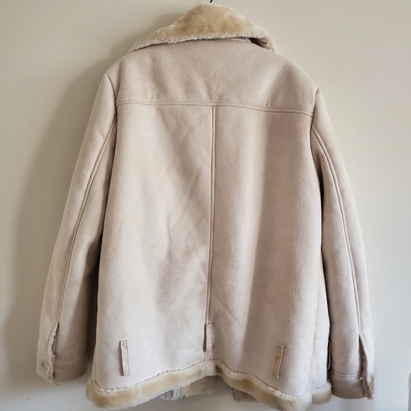Size M fuax fur cream color jacket - Picture 5 of 8